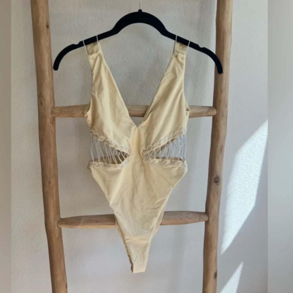 NWT Camila Coelho Caprice One Piece in Light Beige Size Medium - Picture 7 of 8
